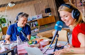Voor de nederlandse zenders, onder meer veronica, had hij op tv een reeks shows gedaan als de baanbrekers en ik kon terugvallen op de originele bezetting van soulsister, aldus peeters. Bart Legde Het Uit Aan Evi Bij Joe Video Radiovisie