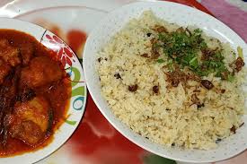 Pengalaman che nom, set nasi ayam penyet kebanyakannya dihidangkan bersama nasi putih biasa aja, tapi tak salah mencuba dan memang sedap. Jom Cuba Resepi Nasi Minyak Mudah Lagi Sedap