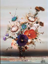 Chaque fleur est suspendue comme un mobile sur un mat tubulaire de type canne à pêche. Louedin Bernard Bouquet De Fleurs Coquelicot Tournesol Chardon Tableaux Natures Mortes