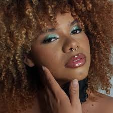 Make glam com delineado! ✨