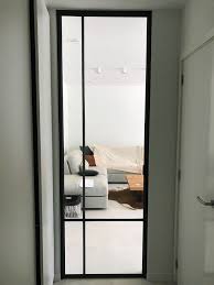 a ceiling high steel door with minimal profiling ensures een plafondhoge stalen deur met minimale profil binnendeuren deuren interieur smeedijzeren deuren