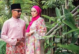 Sosok azrinaz mazhar hakim, istri ketiga sultan brunei yang diceraikan dengan 'pesangon' sebuah perusahaan telekomunikasi. Azrinaz Hamil Enam Bulan