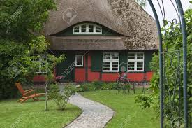 In mecklenburg vorpommerns ostseeregion stehen verschiedenste. Traditionelles Haus Mit Strohdach Und Garten In Mecklenburg Vorpommern Kuste Der Ostsee Deutschland Europa Lizenzfreie Fotos Bilder Und Stock Fotografie Image 22051314