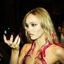 Is Lily-Rose's personage in 'The Idol' gebaseerd op Selena Gomez?