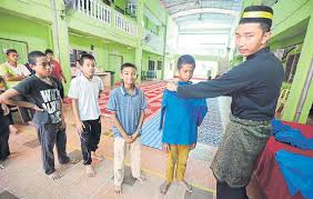 Mahsuri raikan anak yatim di pusat jagaan cahaya kasih via www.mahamahu.com. Pakaian Sendiri Belum Dijahit
