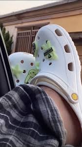 A wide variety of jibbitz crocs options are available to you, such as material, style. Bad Bunny Y Sus Crocs Que Brillan En La Oscuridad Causan Furor En Las Redes Sociales Marca Claro Usa