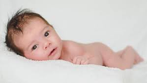 Ihr kind kann mit der hand die lustigen dinge die über ihm taumeln mit der hand an schubsen während es auf dem rücken liegt. Was Dein Baby Im 2 Monat Alles Kann