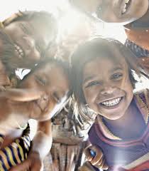 Ich frage mich, ob die Damen des Jet-Sets in St. Moritz bereit wären, sich  ihre Handtaschenhündchen um den Hals zu legen, wie