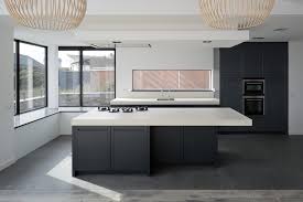 moderne zwart wit keuken met kookeiland en inbouwapparatuur het envelop raam boven aanrecht z keuken ontwerp kleine keuken ontwerpen interieurontwerp keuken