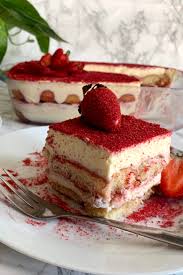 Strawberry Tiramisu Delicious And Super Cream Without Raw Eggs In 2020 Strawberry Tiramisu Tiramisu Summer Sweets