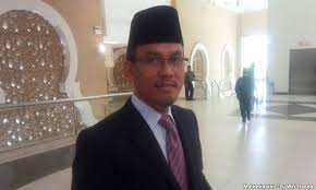 Turut didakwa terlibat setiausaha sulit perdana menteri datuk seri najib razak dan timbalan menteri kewangan datuk awang adek husin. Malaysiakini 25 Setiausaha Politik Menteri Angkat Sumpah