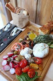 Established early in 2017, on brezoianu street, the freshly opened wine bar and gastro pub inspires you to embrace dining as a ceremonial social experience. Paine È™i Vin Imparte ImpreunÄƒ