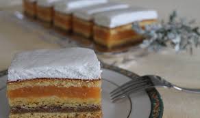 Acasă rețete deserturi prajitura cu dulceata de gutui si nuci caramelizate. PrÄƒjiturÄƒ Cu Gem De Caise CremÄƒ De Nuci Si FriscÄƒ Gustoase Net