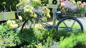 Having a table in the garden it is ideal for those who love to spend their days outdoors, alone or in company: Rustic Garden Design Ideas