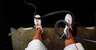 Contohnya kamu akan mengalami kegagalan di bidang usaha atau. 99 Arti Mimpi Digigit Ular Hitam Kecil Di Kaki Kiri Atau Kanan Menurut Primbon Jawa Dan Tafsir Islam Mimpi Ular