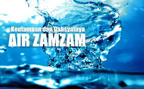 Begitu banyak berkah yang didapatkan para jemaah haji di tanah suci. Keutamaan Dan Keistimewaan Air Zamzam 02