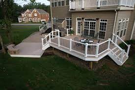 Standard vinyl rail with 3/4 powdercoated aluminum spindles. Vinyl Railing With Black Balusters Contractor Talk Professional Construction And Remodeling Forum
