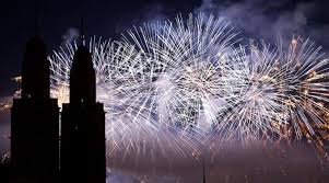 Engelberg liegt 25 km südlich des vierwaldstättersees und 20 km südlich des dorfes stans, in einem flachen, weiten hochtal auf rund 1000 m höhe.der ort ist eingeschlossen zwischen dem gebirgsmassiv des 3238 m hohen titlis im süden und einer bergkette im norden, die von den bis zu rund 2800 m hohen bergen engelberger rotstock, ruchstock, rigidalstock und den walenstöcken gebildet wird. Mu Feuerwerk Startseite Facebook