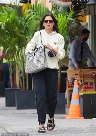 See more ideas about katie holmes, holmes, katie holmes style. Katie Holmes Shows Off New Shorter Hairstyle As She Dons A Casual Hoodie To Run Errands Latest Celebrity News