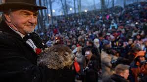 La celebración del día de la marmota en norteamérica tiene sus raíces en punxsutawney, una localidad del estado de pensilvania poblada por unas 7 mil personas, en estados unidos. El Dia De La Marmota