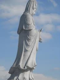 Dewi kwan im is a goddess of mercy who is popularly adored by the chinese community and overseas in the world. Melihat Dari Dekat Patung Dewi Kwan Im Picture Of Vihara Avalokitsvara Statue Of Dewi Kwan Im Pematangsiantar Tripadvisor