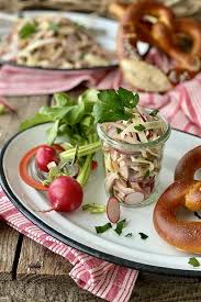 Einfacher Schweizer Wurstsalat Lissi S Passion Rezept Wurstsalat Lebensmittel Essen Wurstchen