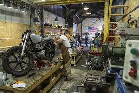 Pin By Carlos Belgoderi On Shops Motorcycle Workshop Garage Design Motorcycle Garage