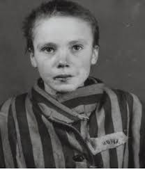 Baraca toaletelor adăpostea 200 de toalete, unde prizonierii aveau la d. PoÅ£i Privi Doar DacÄƒ Esti Puternic Fotografii Socante Cu O TanÄƒrÄƒ InchisÄƒ La Auschwitz Au Prins ViaÅ£Äƒ Au Lovit O Cu Un BÄƒÅ£ In Cap Si A Sters Lacrimile Si Sangele De Pe Chip