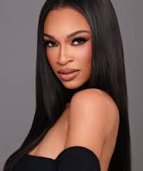 Monique Mack's Instagram, Twitter & Facebook