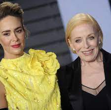 There's a very big age difference between us, which i'm sure shocks a lot of people, and it startles me, taylor said. Sarah Paulson Verteidigt Ihre Liebe Zur 75 Jahrigen Holland Taylor Stern De