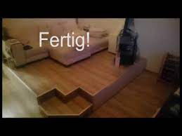 Ich möchte in meine wohnzimmer ein podest bauen, auf welches ich eine schlafcouch, einen fernseher und zwei kleine regale stellen kann. Podest Bauen Mit Europaletten Anleitung Schritt Fur Schritt Youtube