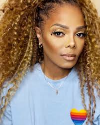 Monica (@_monicanorma)