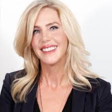 Lyndsey Douglas's Instagram, Twitter & Facebook