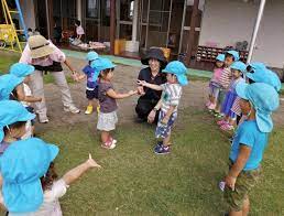 Los juegos de patio al aire libre tradicionales son divertidos, didácticos, sencillos de aprender y sobre todo muy populares entre los niños de 6 a 7 años especialmente, aunque también de todas las edades. 25 Juegos Tradicionales Japoneses Muy Curiosos