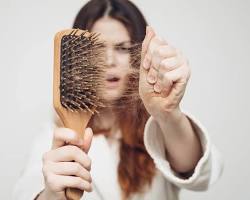 Image of Bersihkan sisa rambut yang menempel di sisir