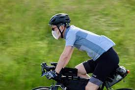 Après avoir affirmé que le port du masque était obligatoire, puis s'être rétracté, la préfecture de police a de nouveau rendu le port du masque obligatoire mais comment se situe le vélo par rapport aux mesures liées au port du masque en extérieur ? Les Cyclistes Sont Ils Concernes Par Le Port Du Masque Obligatoire