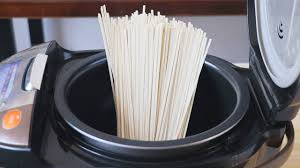 面条别再水煮了 电饭煲里一放 不加水不放油 这做法简单还好吃 阿胖面食 youtube charger pad electronic products charger