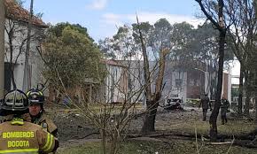 Una hora después de la explosión carro bomba caracol radio 20100812. Carro Bomba Explode Perto De Academia Militar E Mata Ao Menos Dez Em Bogota Jornal O Globo