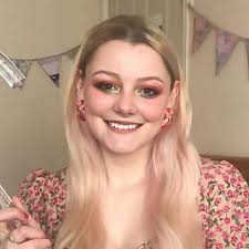 Top 40 Disabled Fashion Influencers in 2025