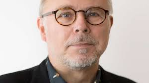 Manden bag Danske Spils gule terning fylder rundt