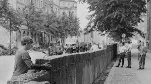 Der fallk der berliner mauer war ein fehler des herrn schabrowski. Mauerbau In Berlin 1961 Die Ddr Schliesst Letzte Schlupflocher Ndr De Geschichte Chronologie