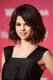 Selena Gomez Women In Film 2009 Crystal And Lucy Awards Short Wavy Hair Selena Gomez Hair Hair Evolution