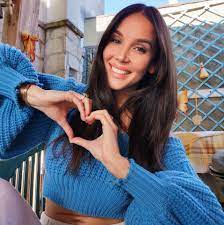 Parlo alla radio, posto sui social e mi diverto in tv. Paola Di Benedetto Home Facebook