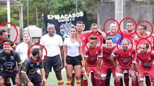 Seorang wasit harus memakai pakaian yang warnanya kontras (mudah dibedakan) dengan seragam kedua tim yang sedang bertanding. Begini Jadinya Bila Wanita Seksi Jadi Wasit Di Pertandingan Sepakbola Tribun Batam