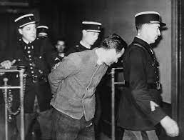 Mais on se dit aussi que mine de rien, qu'on aime ou pas tpmp, c'est le plus gros show de france. 1939 Le Dernier Condamne A La Guillotine Sur La Place Publique Francaise Buzzly