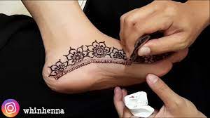 Pada umumnya henna ini sering digunakan oleh calon pengantin wanita dalam sebuah pernikahan, yaitu untuk menghiasi bagian tangannya dengan. Henna Kaki Simple Youtube