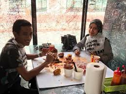 .masterminding the kongsi makan investment scheme that involved losses amounting to rm3.75 acryl said 70,000 to 80,000 people had allegedly been cheated by kongsi makan bhd, a company. Lelaki Ini Kongsi Harta Yang Paling Bahagia Dalam Rumah Tangga Adalah Makan Bersama Sama Pesona Pengantin