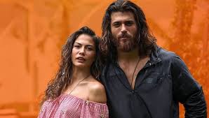 Can yaman ile demet özdemir'in sevgili olduklarını ramazan bayramında 'aşkı amca ele verdi' özel haberimizle ortaya çıkarmıştık. Demet Ozdemir Ve Can Yaman In Katildiklari Torende Beden Dilleri Cok Sey Anlatti