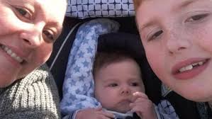 Túlélte a méhben, hogy az anyját megverte az apja