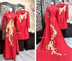 Kết hợp giữa 3 chất liệu voan, lụa và ren, chiếc áo tuy đơn giản nhưng áo dài cưới màu hồng đậm với họa tiết truyền thống vô cùng sang trọng nhưng vẫn rất thanh tao. Ao Dai Ä'am CÆ°á»›i Chuyá»‡n Bay Giá» Má»›i Ká»ƒ Mai Wedding